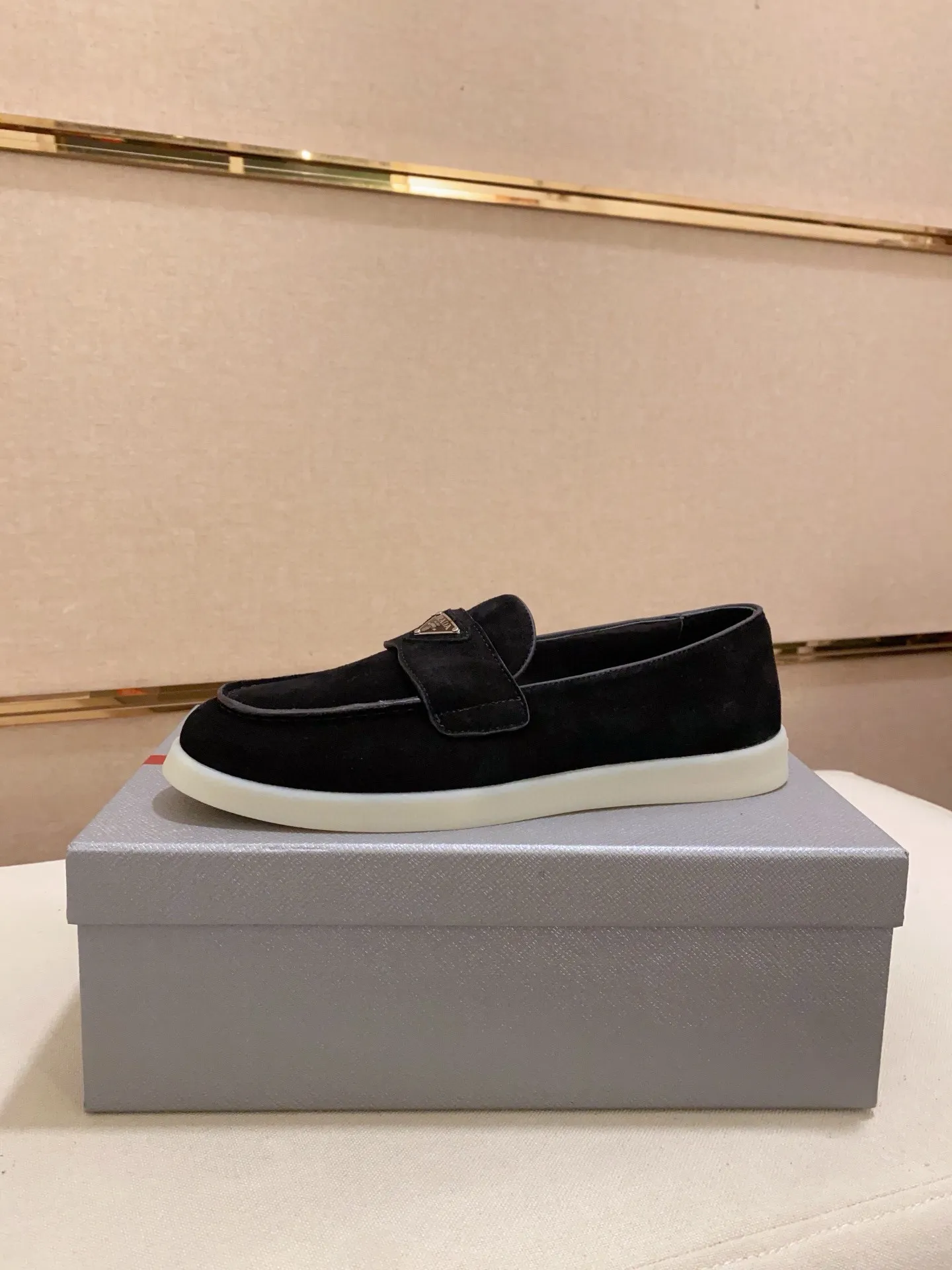Men's shoes 💰 580💰 ✔️✔️✔️High-quality new PRADA counters are launched at the same time. The new men's shoes and 😘fabrics are selected from high-silk bald cowhide and are made by pure handicrafts. Lining: Full cowhide lining. 👍🏿 High-end ☄️ air-cushion molded anti-slip rubber outsole, exquisite lines, simple and elegant, comfortable and high-end for leisure travel. Code number: 38 to 44 (45 can be customized)
